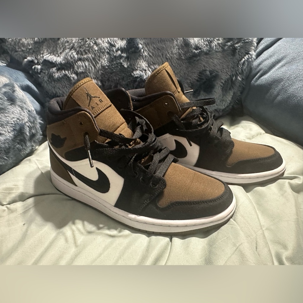 Air Jordan 1 Mid SE Women's Shoes
Light Olive/Sail/White/ Black
Size W 8.5 / M 7